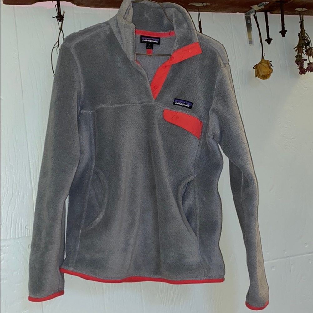 Woman’s Patagonia re-tool snap fleece pullover